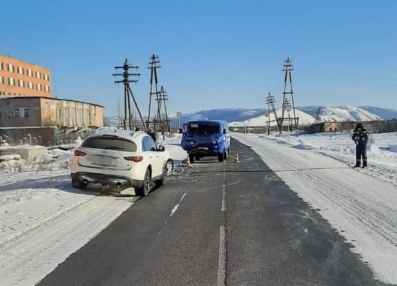 25-летний водитель автомобиля «Инфинити FX37» выехал на встречную полосу и совершил столкновение с автомашиной «УАЗ 3909»