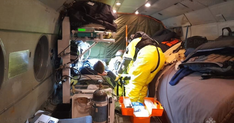 Магаданские спасатели эвакуировали мужчину с инсультом с судна в Охотском море