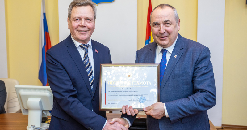 Сергей Абрамов поздравил с профессиональным праздником муниципальных служащих Магадана и вручил региональные награды