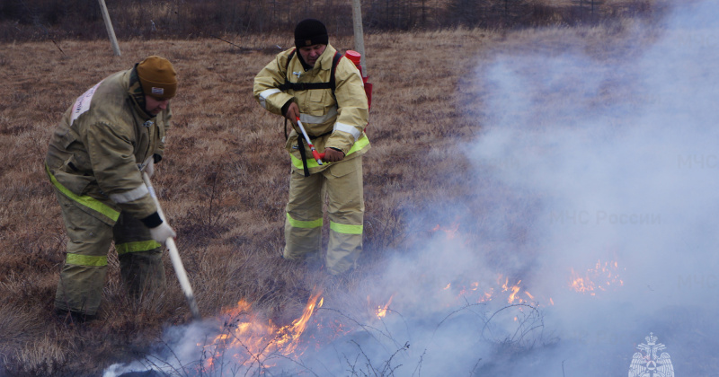 Трижды за день пожарные поселка Ола выезжали на тушение сухой травы