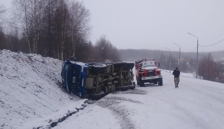 59-летний водитель грузового автомобиля КамАЗ не учёл дорожные условия и перевернулся