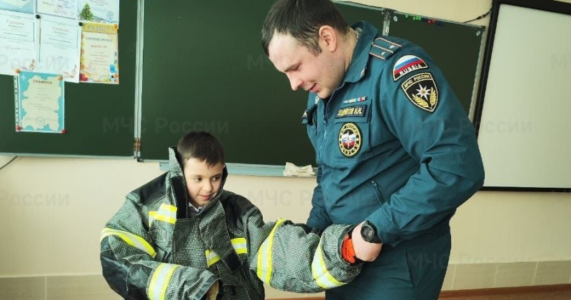 Магаданские пожарные встретились со школьниками