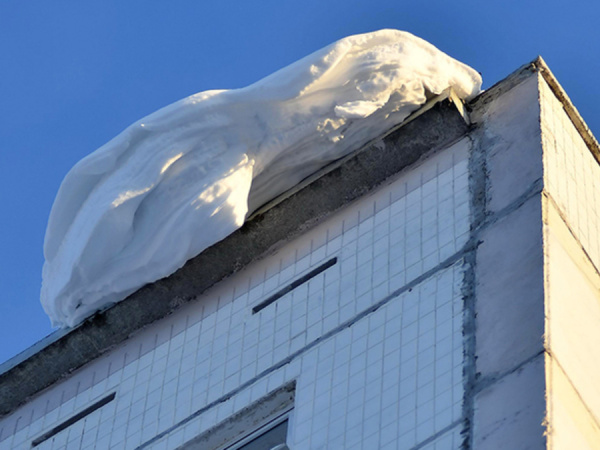 Директоров УК оштрафовали за неубранный снег с крыш домов