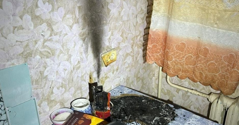Магаданские пожарные спасли квартиру от огня, оперативно ликвидировав возгорание на кухне