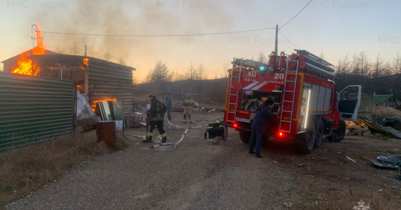 Колымские пожарные ликвидировали загорание сарая в поселке Ола