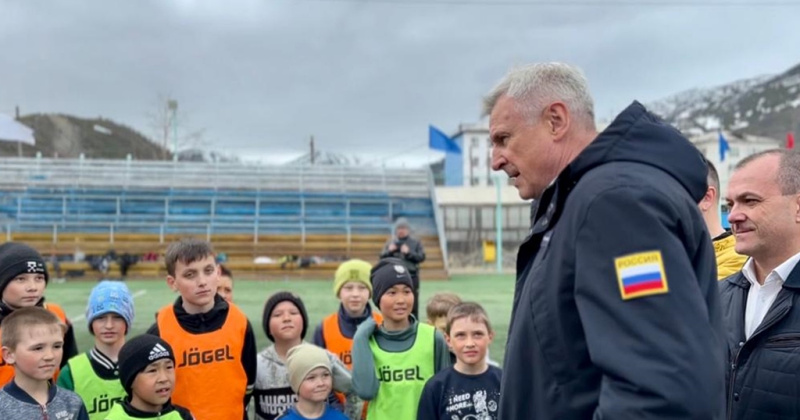 Губернатор Сергей Носов пообщался с юными футболистами из Омсукчана и их тренером