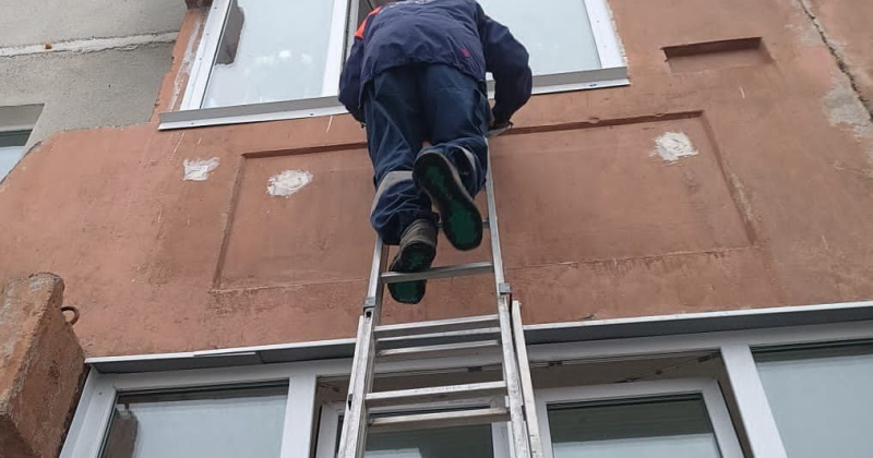 Двухлетний ребёнок в Магадане закрыл бабушку на балконе, а сам пошел играть в комнату