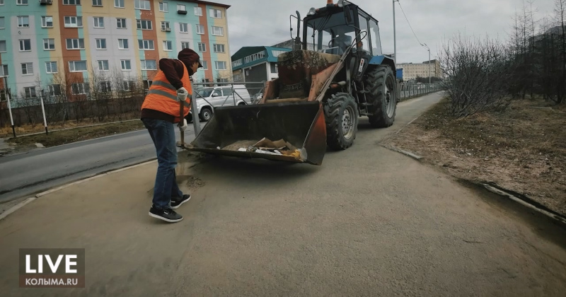 После снежной зимы на улицах и тротуарах Магадана убирают песок