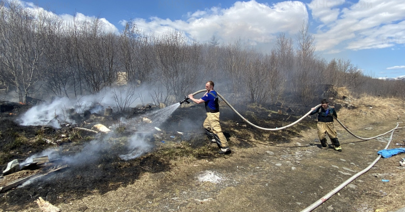 Магаданские пожарные несколько раз за сутки выезжали на тушение сухой растительности