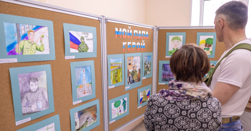 В региональном фонде «Защитники Отечества» организовали выставку детских рисунков «Мой папа – герой»