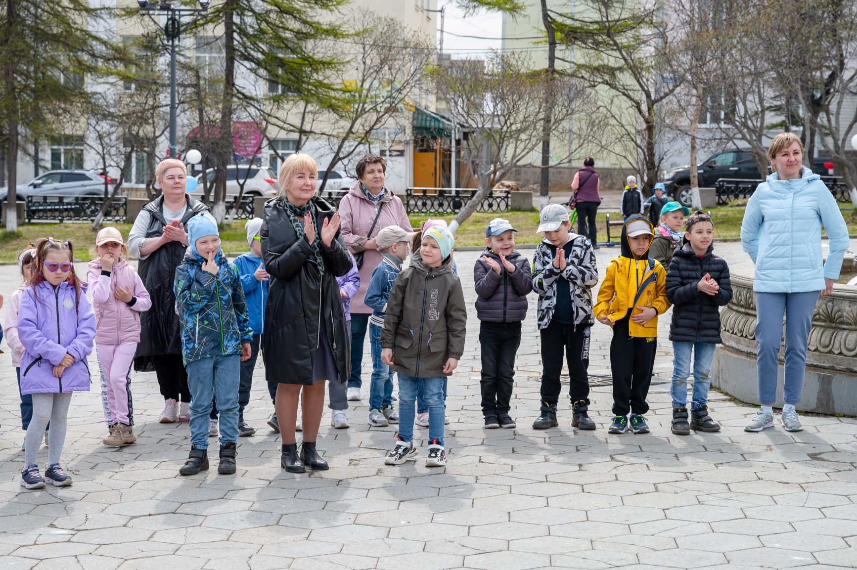 Сквер 70 летия магадана. Магаданские дети. Дети солнца. Лето в городе дети.