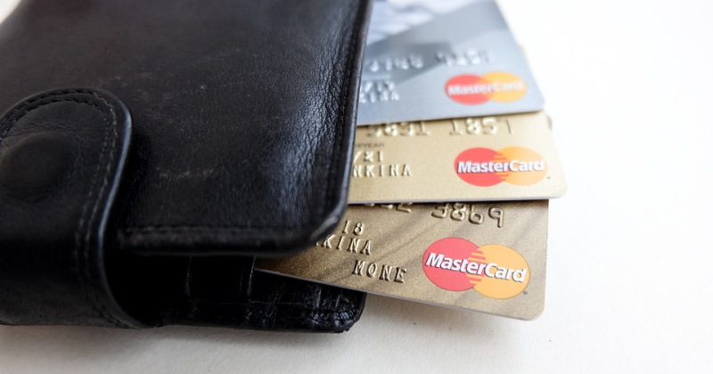 В Магадане правом смены банка-эмитента зарплатной карты чаще пользуются те, кто зарабатывает больше