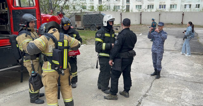 Пожарно-тактические занятия прошли на объекте Росгвардии в Магадане