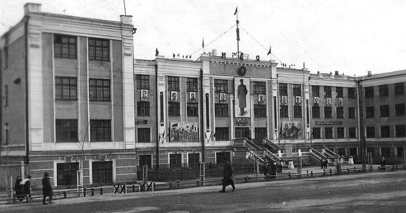 20 июня 1937 года состоялся вечер, посвящённый первому выпуску учащихся 10 - го класса Магаданской средней школы