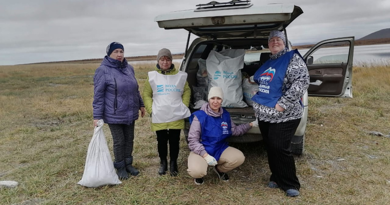 Активисты «Единой России» навели порядок на берегу озера Соленое в Ольском округе