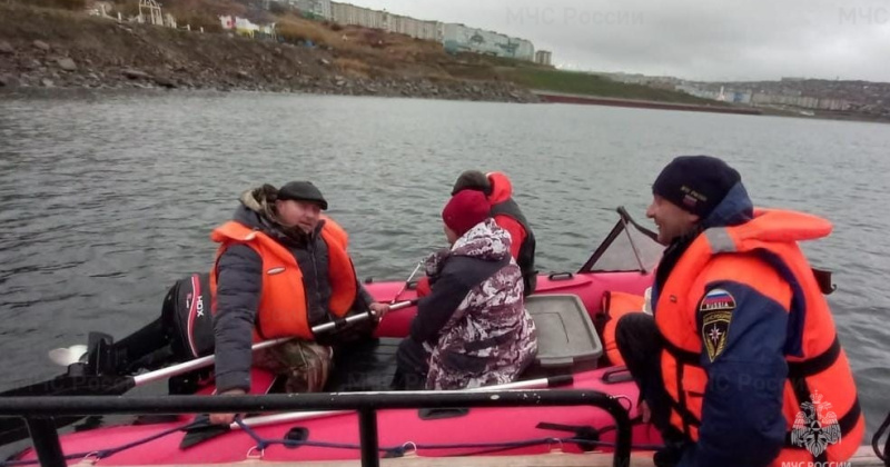 Магаданские спасатели оказали помощь рыбакам, которых уносило на моторной лодке в открытое море
