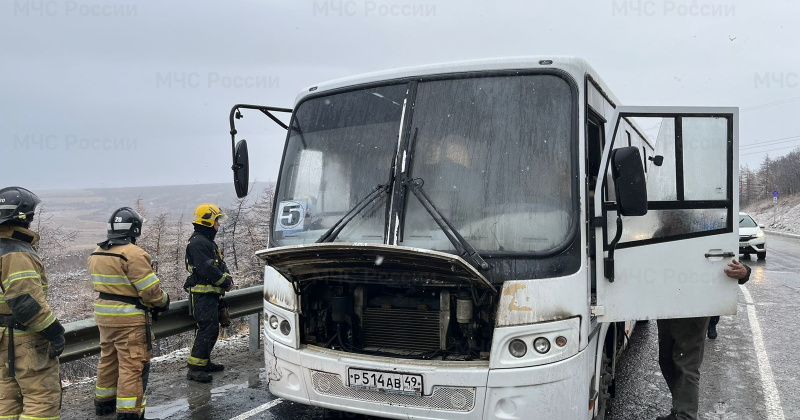 В Магадане рейсовый автобус загорелся во время движения