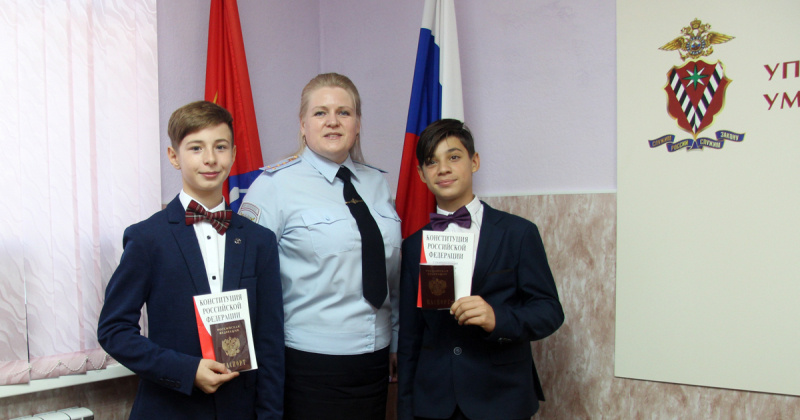 В Магадане полицейские и общественники вручили паспорта гражданина Российской Федерации 14-летним колымчанам
