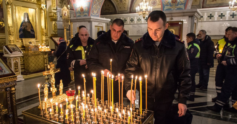 Сотрудники ГИБДД зажгли свечи за упокой погибших в автоавариях