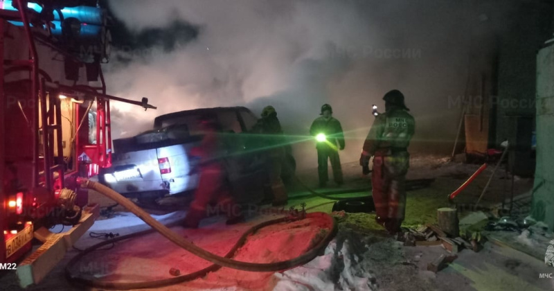 Два автомобиля повредил огонь в Сусумане