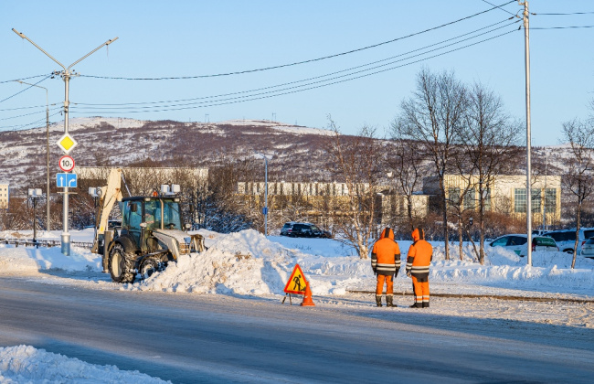 Сегодня в Магадане в связи со снегоуборкой возможно затруднение движения автотранспорта на Берзина, Марчеканском шоссе в проезде улицы Скуридина