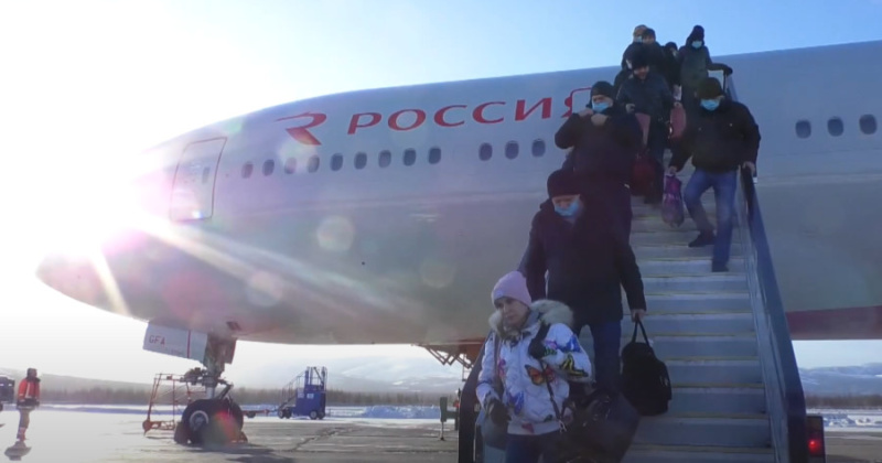 На маршруте Магадан-Москва авиакомпания “Россия” (дочернее предприятие “Аэрофлота”) предлагает сейчас 4 рейса в неделю