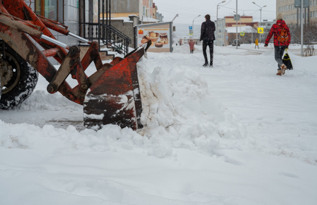 Коммунальные службы областного центра продолжают интенсивную расчистку города от снега.