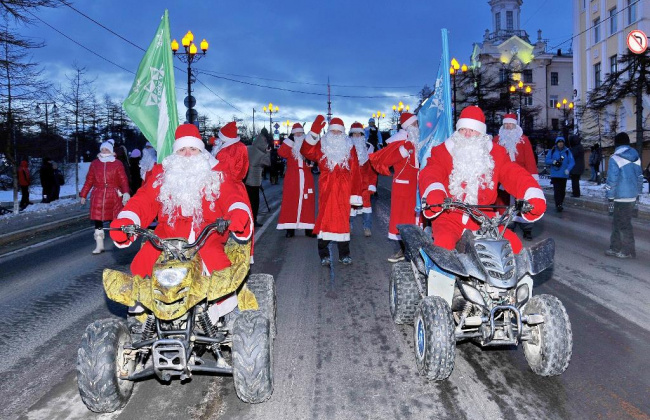 Движение автотранспорта ограничат с трех часов дня: в Магадане пройдет шествие Дедов Морозов и зажгут главную елку