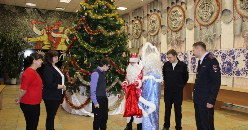 Полицейский Дед Мороз, Снегурочка и общественники подарили настоящее новогоднее чудо юному жителю поселка Ола