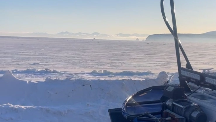 Магаданы, несмотря на опасность, выходят на лед бухт на рыбалку