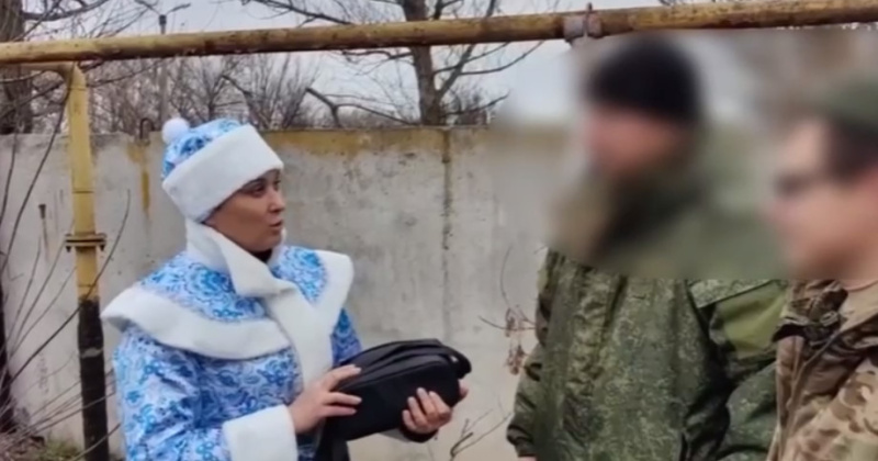 Волонтер-Снегурочка из Сеймчана привезла бойцам дрон, купленный земляками