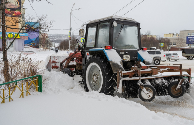Сегодня в Магадане в связи с погрузкой и вывозом снега возможно затруднение движения на нескольких улицах областного центра