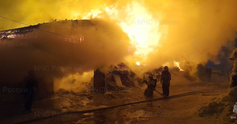 Частный дом и хозпостройка сгорели в Магадане
