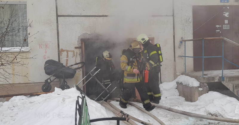 Двух человек эвакуировали из-за пожара в подвале многоквартирного дома