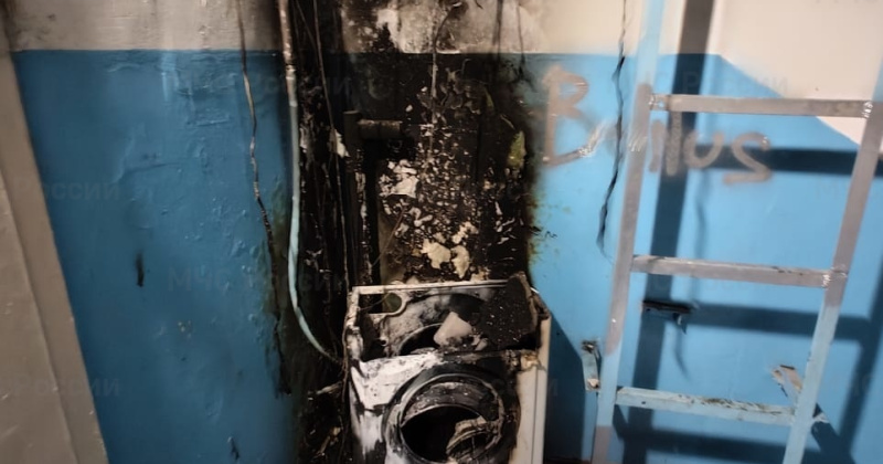 Бдительные магаданцы ликвидировали возгорание стиральной машины на лестничной клетке