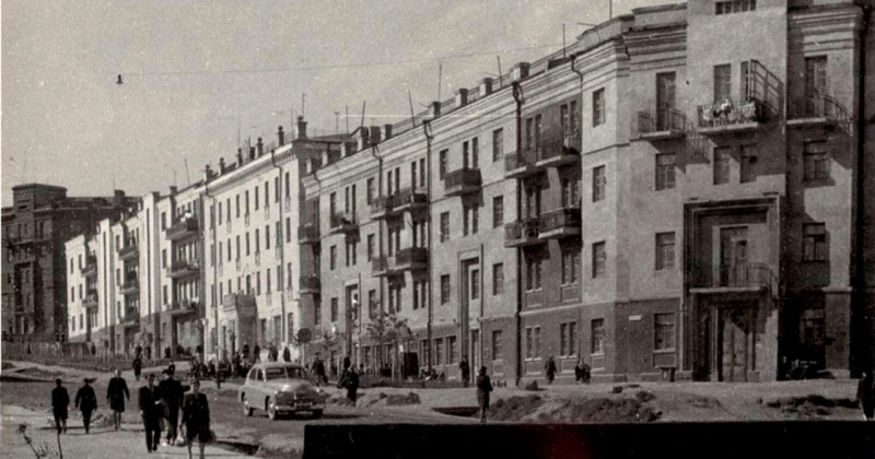 22 февраля 1939 года сдана в эксплуатацию первая восьмиквартирная секция многоэтажного кирпичного здания