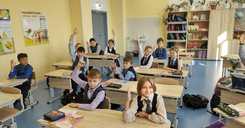 В просторных кабинетах ольской школы обучается более 800 учащихся, начиная с начальной и заканчивая средней звеньями