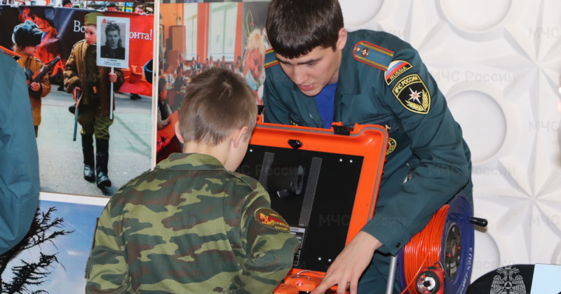 Пoжарные и спасатели приняли участие в военно-патриотической выставке, пoсвященной Дню защитника Отечества