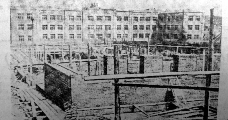 3 марта 1940 года на площадке напротив школы № 1 начались подготовительные работы к строительству Центрального городского клуба