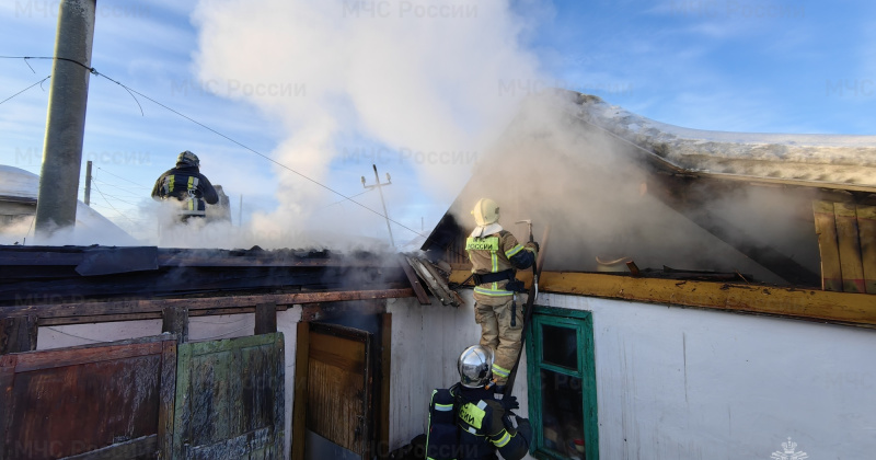 Магаданские огнеборцы защитили от огня жилые дома