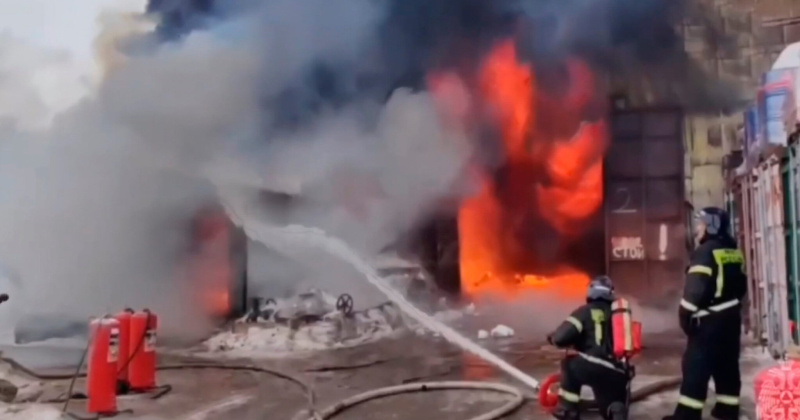 В Магадане сгорел склад со стройматериалами