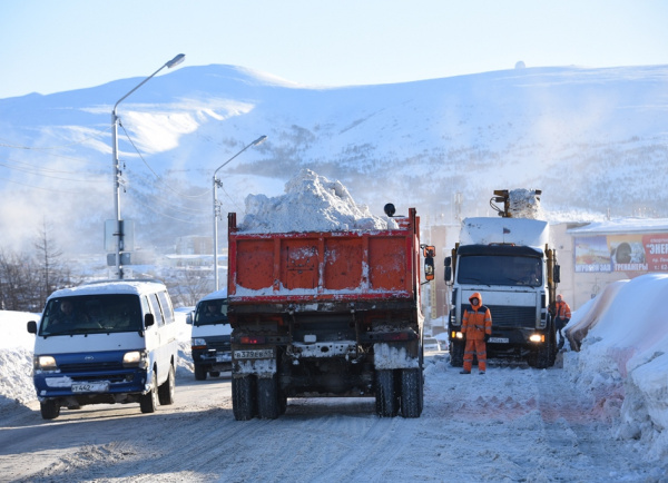 Коммунальные службы Магадана сегодня чистят город от снега на улицах Якутской и Ягодной