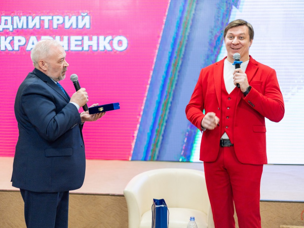 За популяризацию русской поэзии Дмитрию Кравченко вручили благодарность от Магаданской областной думы