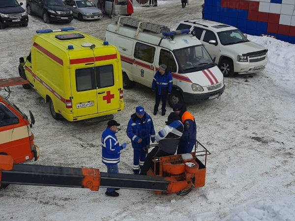 Спасатели оказали помощь пострадавшему при расчистке снега магаданцу