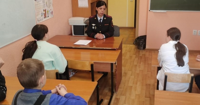 В Магаданской области полицейские провели профилактическое занятие для школьников