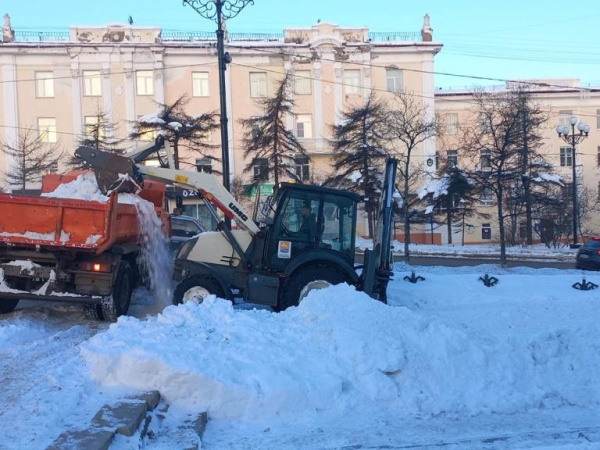 Сегодня в Магадане в связи с погрузкой и выгрузкой снега затруднено движение на улице Клубной и проспекте Карала Маркса