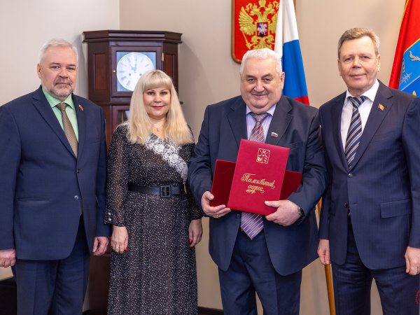 Колымские парламентарии поздравили с 75-летием Владимира Монастырского