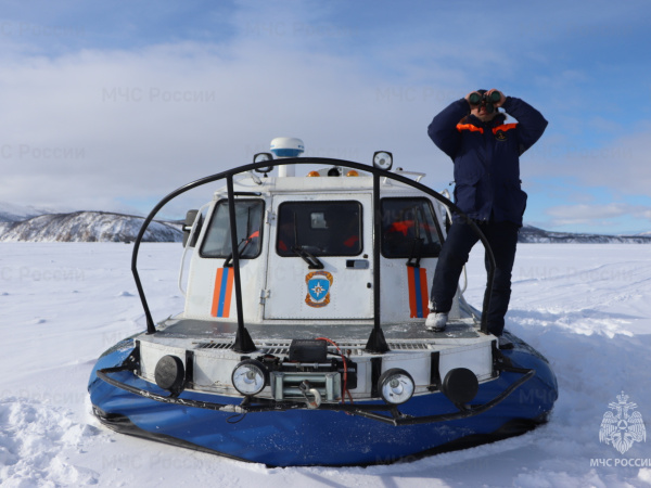 Сотрудники МЧС России ежедневно проводят профилактические рейды в местах зимней рыбалки на Колыме