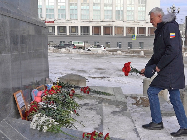 Губернатор Сергей Носов возложил цветы у стихийного мемориала в Магадане в память по погибшим в «Крокус Сити Холле»