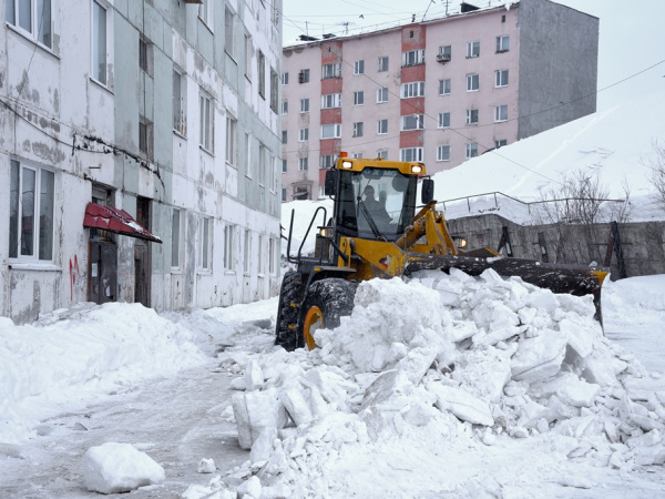 Коммунальные службы Магадана продолжают чистить город от снега